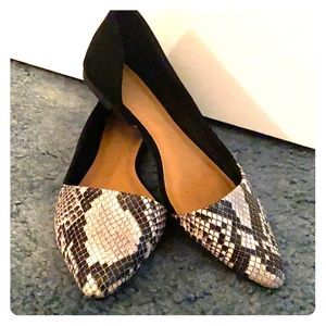 Worn once. Women’s snake skin flats.